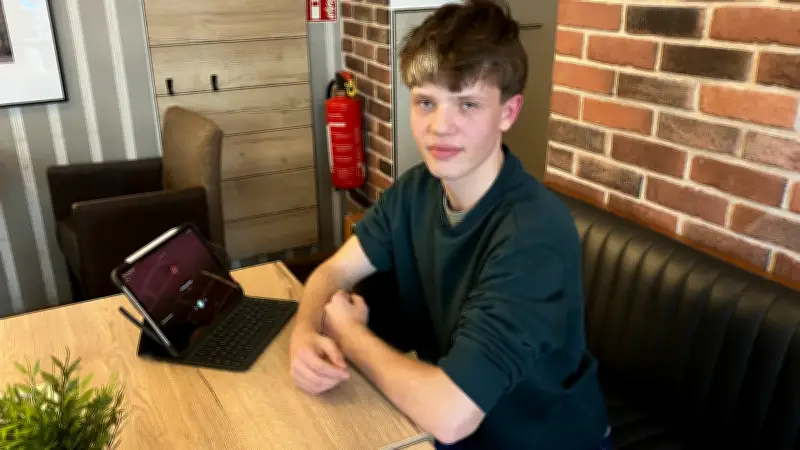 16-jähriger Hallenser entwickelt KI-App für Fantasy-Hörbücher aus Lernstoff