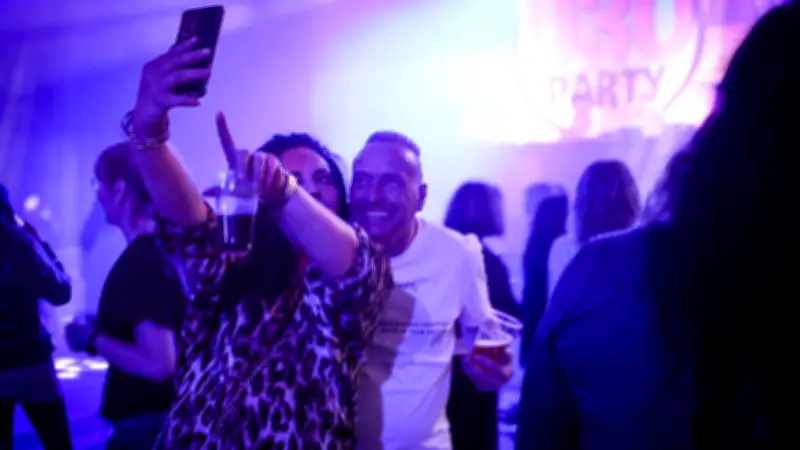 Ü30-Party in Schwerin: 90er-Hits und Discofox begeistern bis in die Morgenstunden