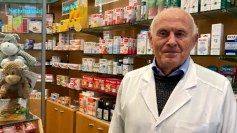 80-jähriger Apotheker hält streikenden Kollegen den Rücken frei in Güstrows historischer Ratsapotheke