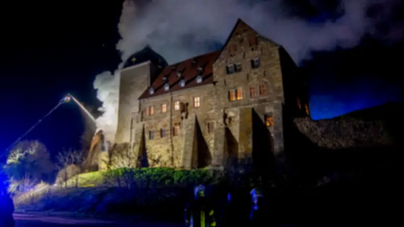856 Jahre alte Runneburg in Flammen: Historisches Thüringer Schloss brennt