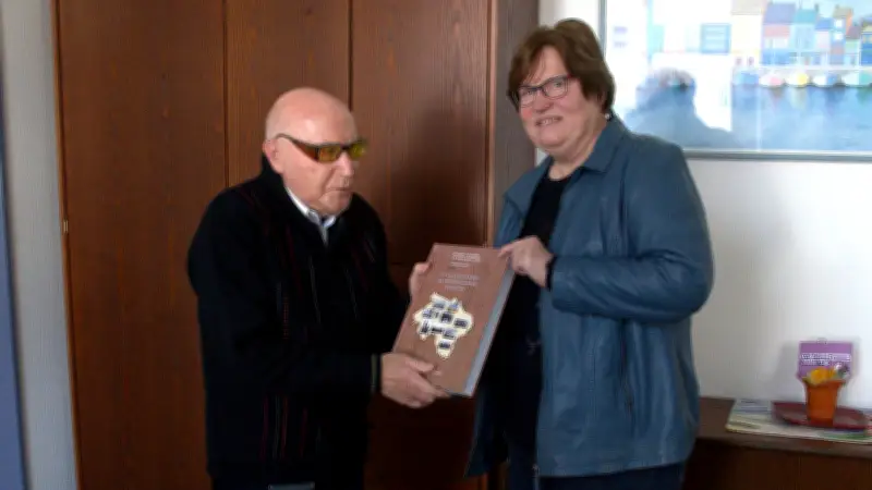 95-jähriger Autor übergibt Geschichtswerk an Torgelows Bürgermeisterin