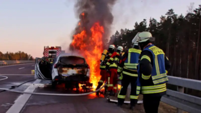 A14 bei Ludwigslust: Autobrand eskaliert nach Tankleckage - Reifen platzt