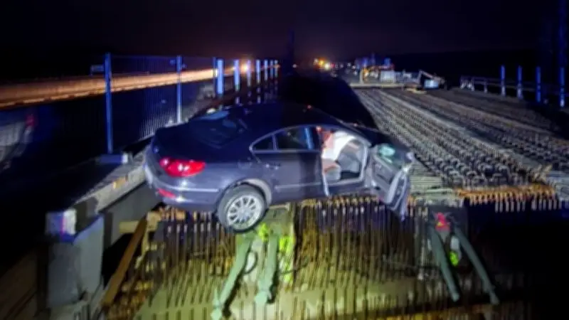 A24 bei Wöbbelin: Auto durchbricht Baustellen-Absperrung und landet auf Brückenrohbau