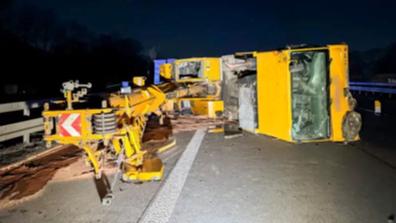 A42 stundenlang gesperrt: Betrunkener Lkw-Fahrer verursacht Kran-Unglück