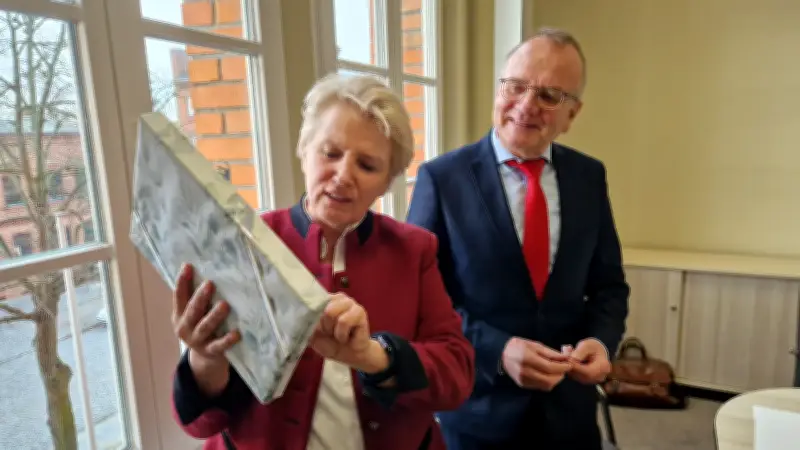 Abschiedsgeschenk: Minister Tabbert bringt 1,4 Millionen Euro für Uckermarker Straßen