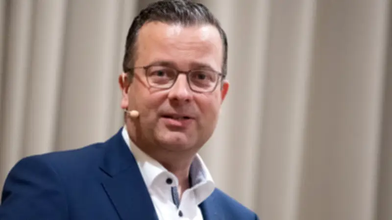 Abwahlanträge gegen Schweriner Stadtpräsident Ehlers und Stellvertreterin Manow scheitern vor Abstimmung