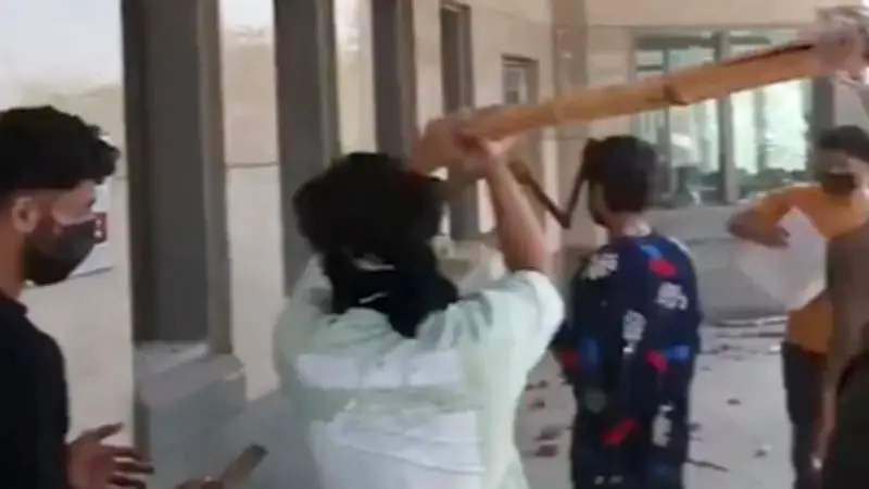 Acht Tote bei Sturm auf US-Konsulat in Karachi nach Iran-Angriff