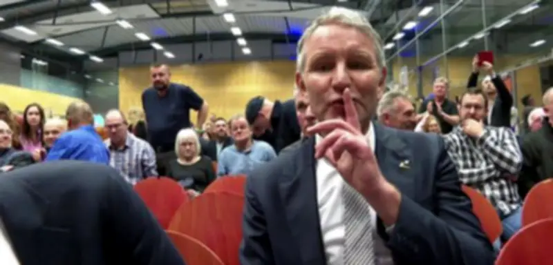 AfD-Wahlkampf in Reutlingen: Strickpüppchen für Björn Höcke und laute Proteste