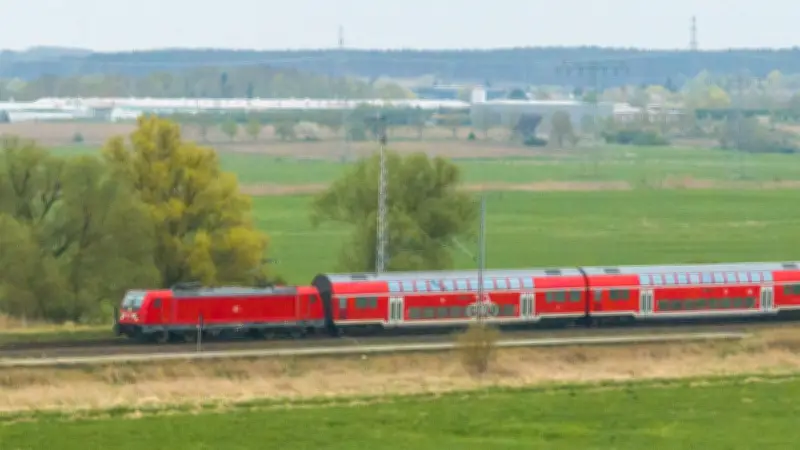Aggressiver Fahrgast zerschlägt sechs Scheiben im Regionalexpress – Bundespolizei nimmt Mann fest