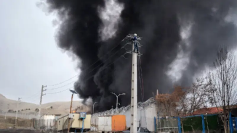 Airstrikes entfachen Mega-Brand in Teheran: Öldepot in Flammen