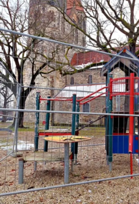 Aken plant Fitnessgeräte für Erwachsene auf Spielplätzen und Skateranlage