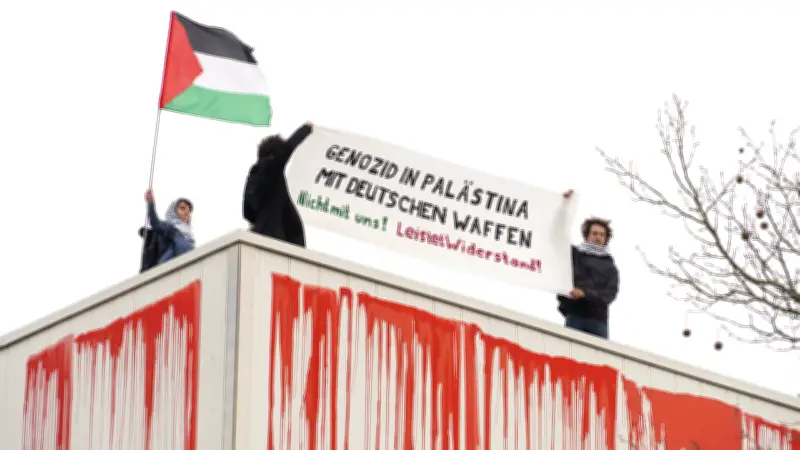 Aktivisten besetzen Rheinmetall-Dach in Berlin und beschmieren Fassade mit roter Farbe