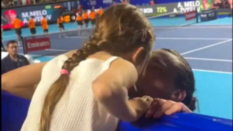 Alexander Zverev zeigt sich als liebevoller Vater: Herzlicher Kuss für Tochter Mayla nach Doppelsieg