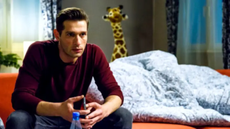 Alles was zählt: Deniz in der Sex-Intrigen-Falle – Schon heute auf RTL+