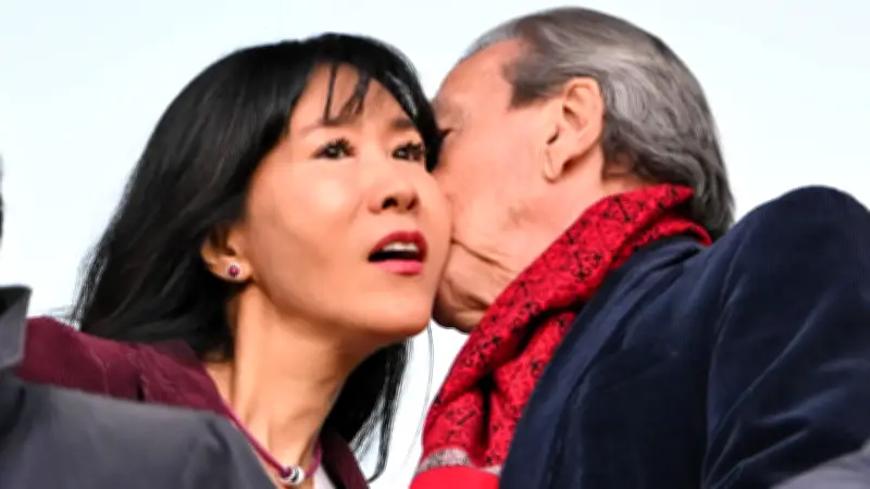 Altkanzler Schröder und Ehefrau bei 2. Liga-Derby: Kuss bringt Hannover 96 den Sieg