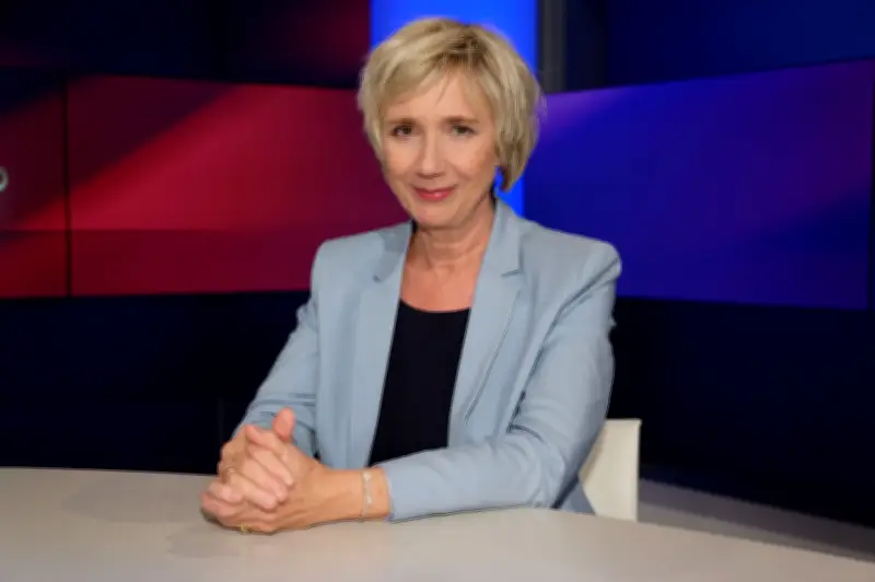 Amelie Frieds neuer Roman: Eine von uns - Leben in der Truman-Show der Reichen