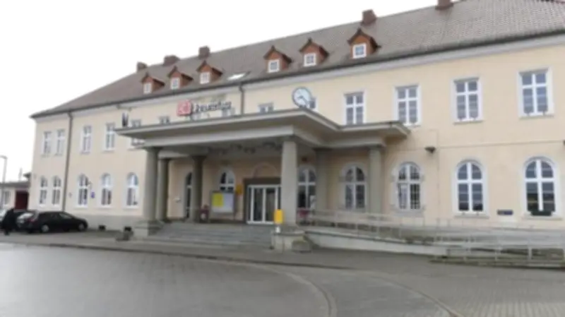 Angriff auf Reinigungskraft am Prenzlauer Bahnhof: Tür vor den Kopf geschlagen