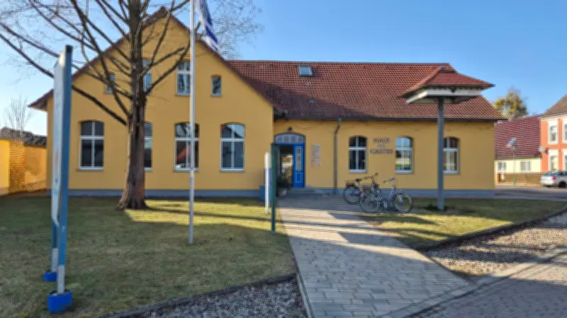 Anklamer Malwiever präsentieren Ausstellung 'Welche Farbe hat die Welt?' in Mönkebude