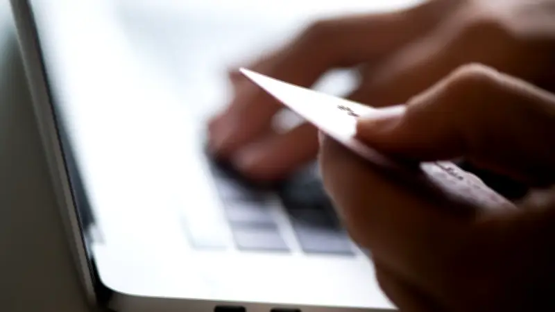 Anlagebetrug in MV: Familie verliert 60.000 Euro, Polizei warnt vor Online-Maschen