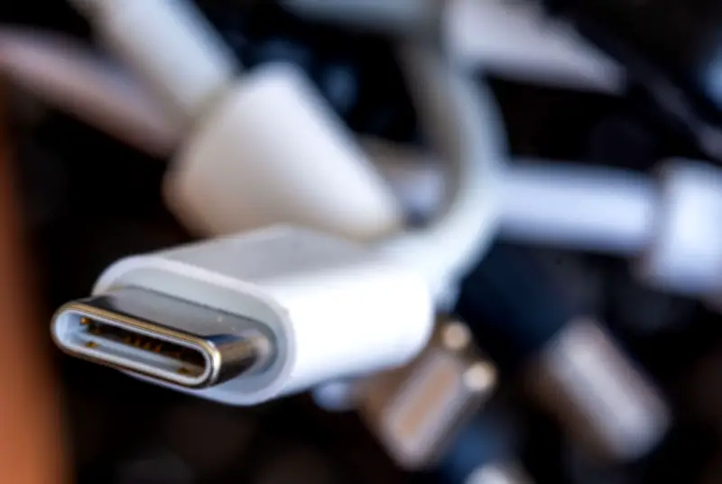April-Änderungen: Mehr Geld, USB-C-Pflicht und Lachgas-Verbot für Jugendliche
