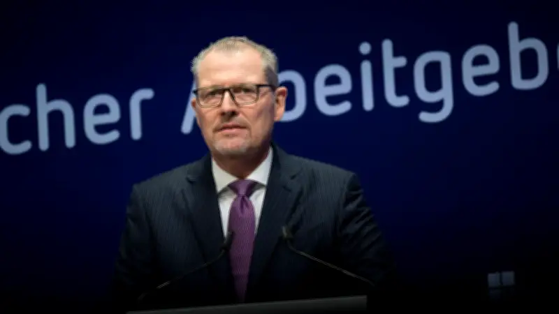 Arbeitgeberpräsident fordert Karenztag: Kein Lohn mehr am ersten Krankheitstag?