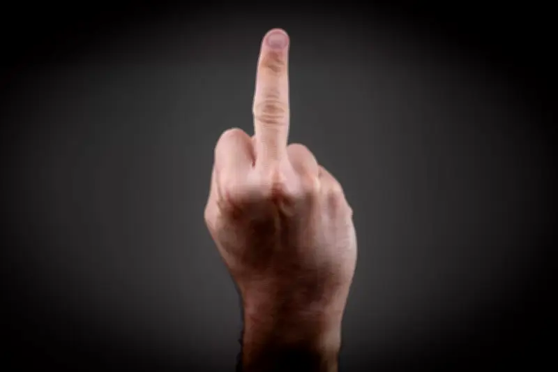 Arbeitsrecht: Darf der Chef den Mittelfinger zeigen? Ein Anwalt klärt auf