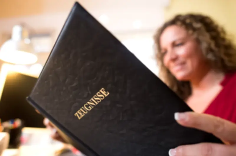 Arbeitszeugnisse entschlüsselt: Was sechs gängige Phrasen wirklich bedeuten