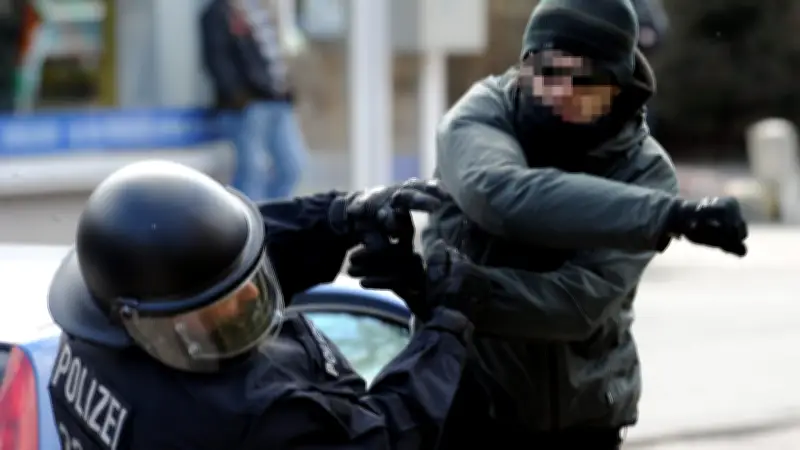 Attacken auf Polizisten in Neubrandenburg: Haftstrafen und saftige Geldbußen verhängt