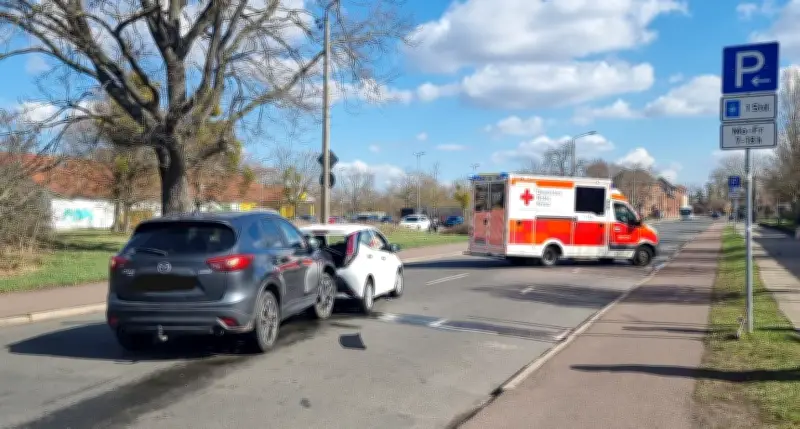 Auffahrunfall in Dessau: 45.000 Euro Schaden und Frau unter Schock in Klinik