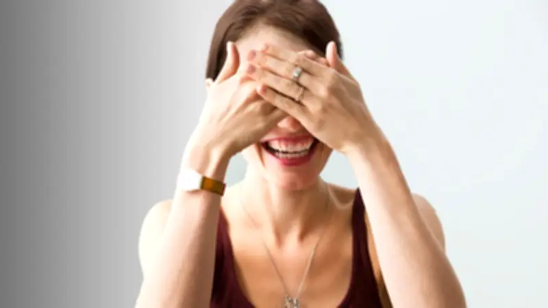 Augenkontakt vermeiden: Die verborgenen sozialen und neurobiologischen Gründe