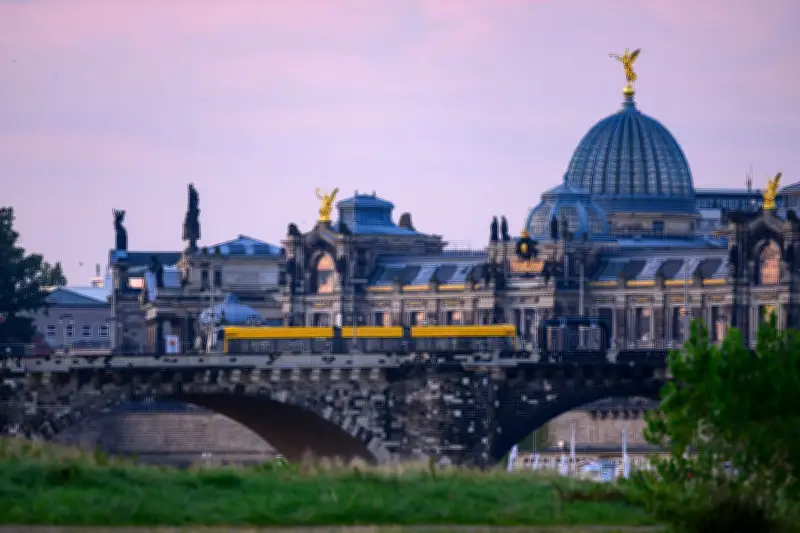 Augustusbrücke in Dresden: Experten untersuchen Brückenbögen nach Generalsanierung