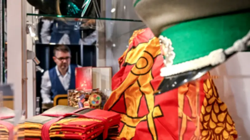 Ausstellung in Berlin zeigt: Wohin verschwanden DDR-Fahnen und Wappen nach der Wende?