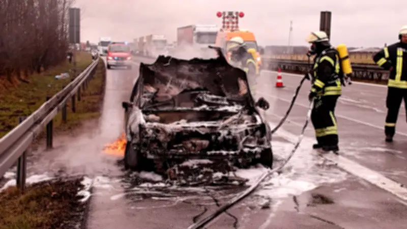 Auto gerät auf A24 in Flammen: Fahrerin hört lauten Knall - A24 bei Ludwigslust gesperrt