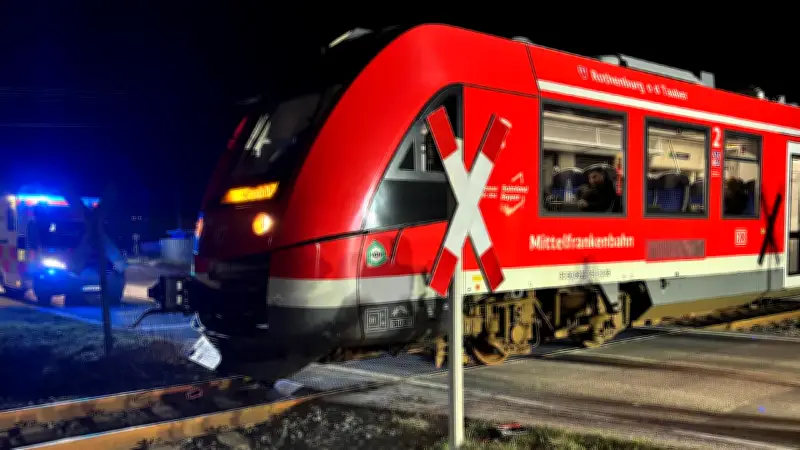 Auto rammt Zug in Steinsfeld: 11-jähriger Junge und Zugführer erleiden Schock