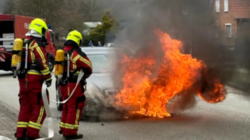 Autobrand auf B208 in Gadebusch: Fahrer rettet sich rechtzeitig aus brennendem Mercedes