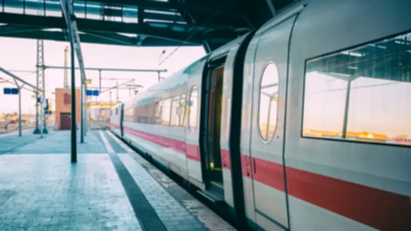 Autorin schwört auf Plastikfolie im Zug: So schützt sie sich vor Keimen auf Sitzbezügen