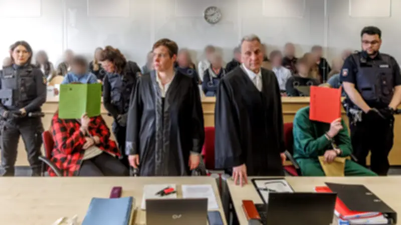 Baby Ashley verhungert: Eltern wegen Mordes durch Unterlassen vor Gericht in Brunsbüttel