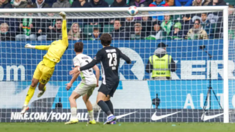Backhaus-Paraden retten Werder Bremen: Hält der Torwart den Klub in der Liga?