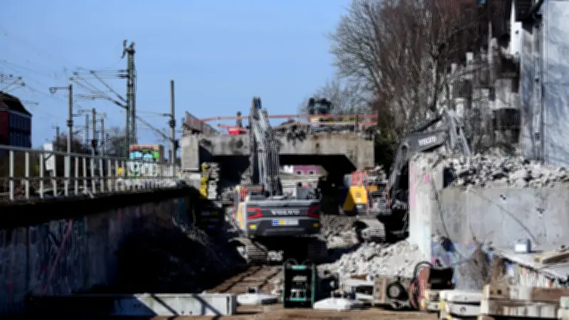 Bahn sperrt Holstenstraße-Brücke: Drei Abschnitte werden bis Ende Mai erneuert
