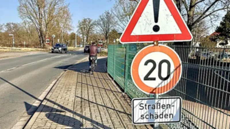 Bahnübergang an Jonitzer Mühle: Tempo 20 und Warnschild wegen jahrelanger Schäden
