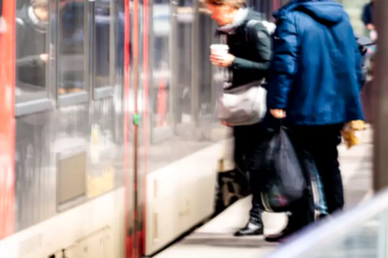 Bahnstrecke Berlin-Oranienburg gesperrt: Böschungsbrand beschädigt Kabel
