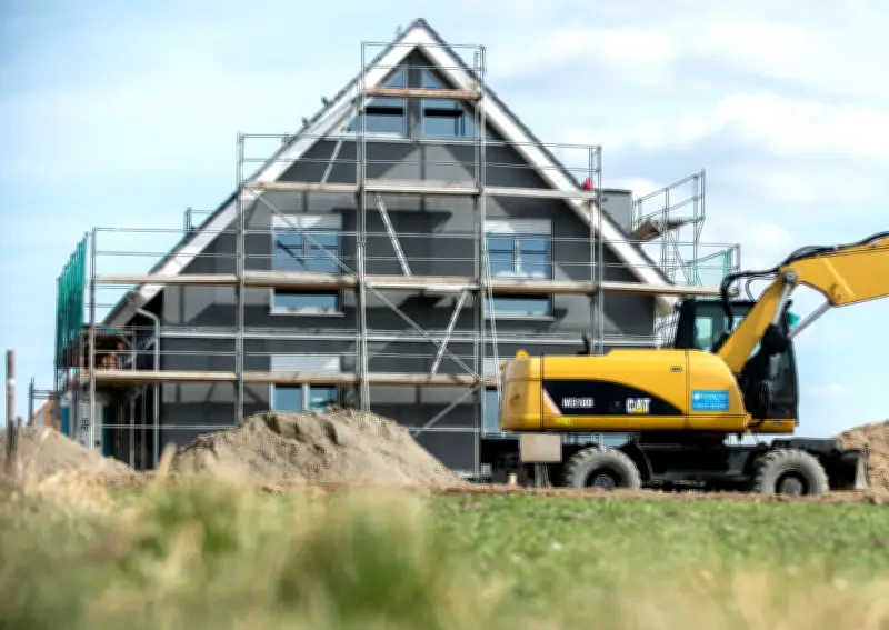 Banken vergeben mehr Immobilienkredite, doch steigende Zinsen belasten Bauherren