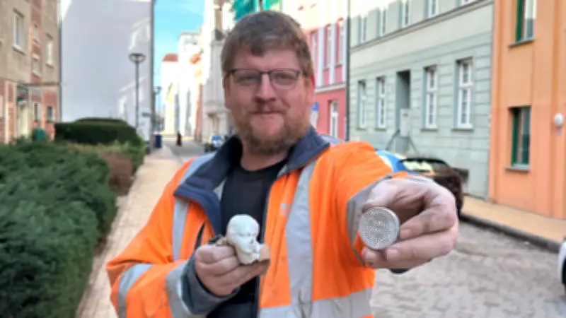 Bauarbeiter in Rostock entdecken historische Zeitkapsel mit NS-Kondom