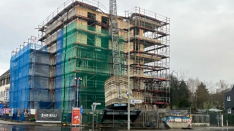 Baukran-Unglück in Erkrath: Ausleger kippt auf Rohbau, Ladung trifft Nachbarhaus