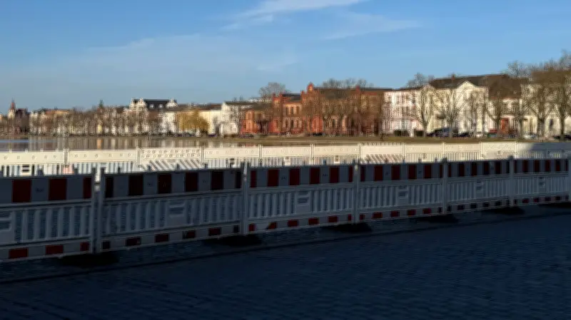 Bauzäune am Pfaffenteich: Kein Neubau, sondern Tiefbauarbeiten für Leitungen