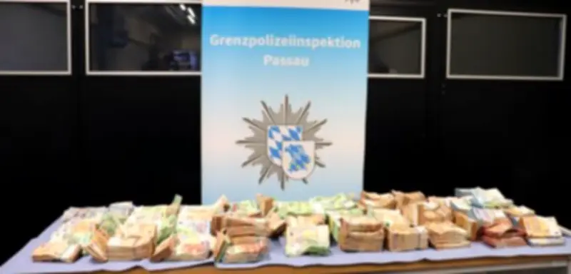 Bayerische Grenzpolizei entdeckt Millionen-Bargeld bei Schleierfahndung nahe Passau