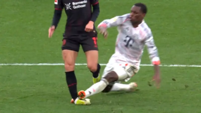 Bayern-Star Jackson fliegt nach brutalem Foul gegen Terrier vom Platz