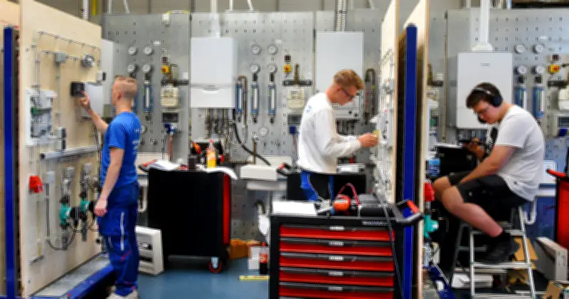 Bayerns Betriebe kämpfen um Azubis: Rückgang der Ausbildungsverträge um 11 Prozent