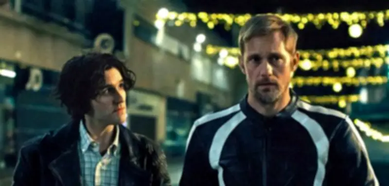 BDSM-Drama »Pillion«: Harry Melling als Unterdrückter neben Alexander Skarsgård