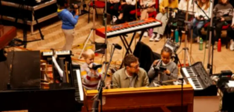 Benefiz-Album »Help(2)«: Musikstars vereinen sich für Kinder in Kriegsgebieten